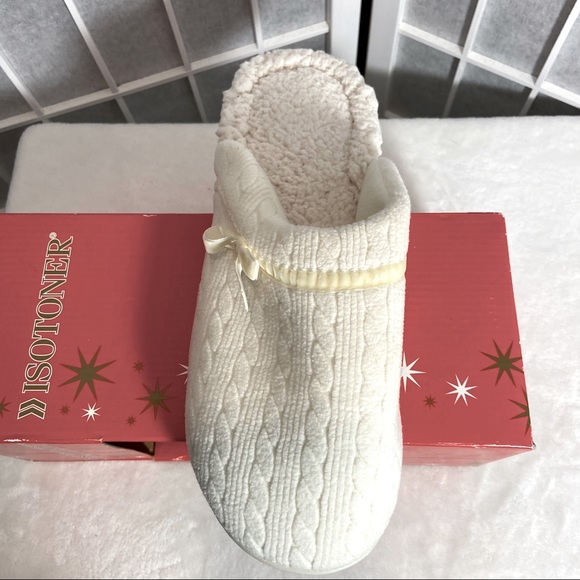 Isotoner Womens Size 9.5-10 Beige Slippers NIB